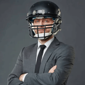 Capacete contra o rolo de macarrão para o noivo